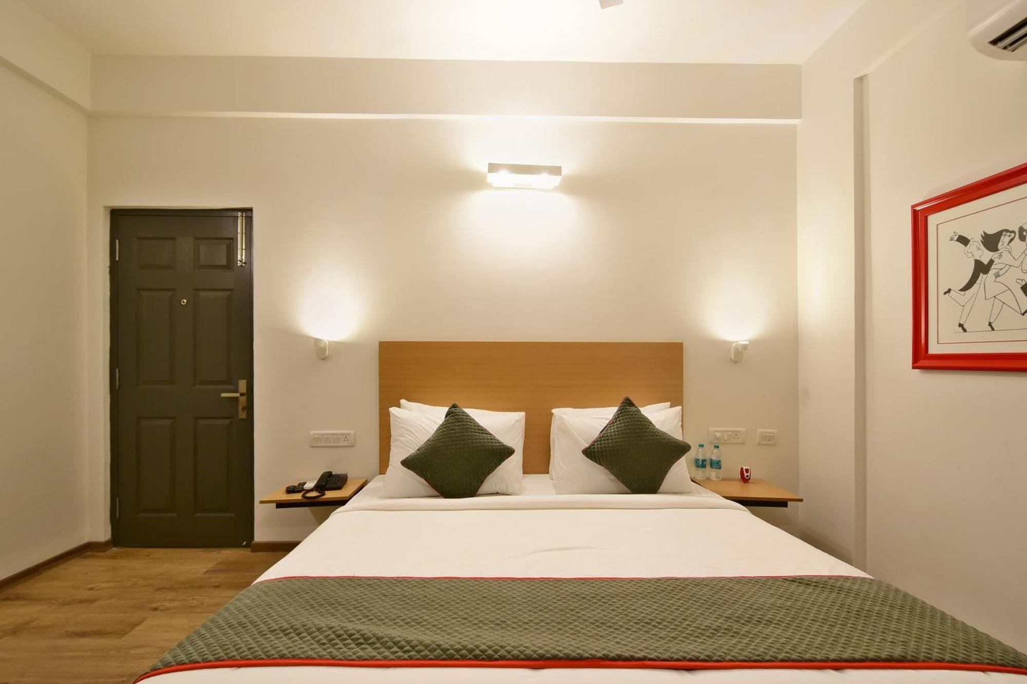 Townhouse Airport Road Hotel Yelahanka Exterior photo