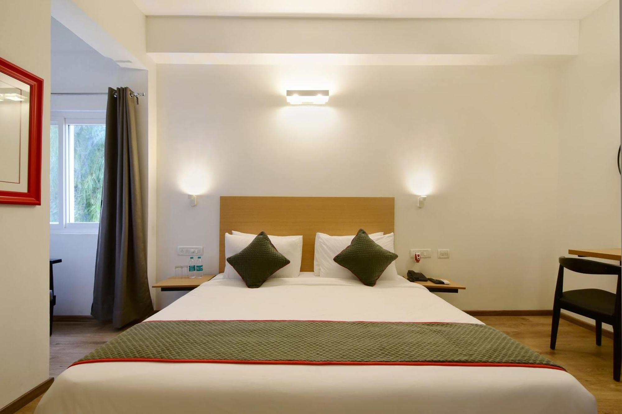 Townhouse Airport Road Hotel Yelahanka Exterior photo