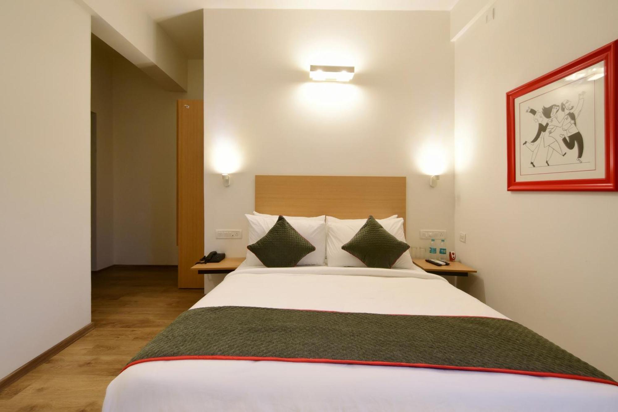 Townhouse Airport Road Hotel Yelahanka Exterior photo