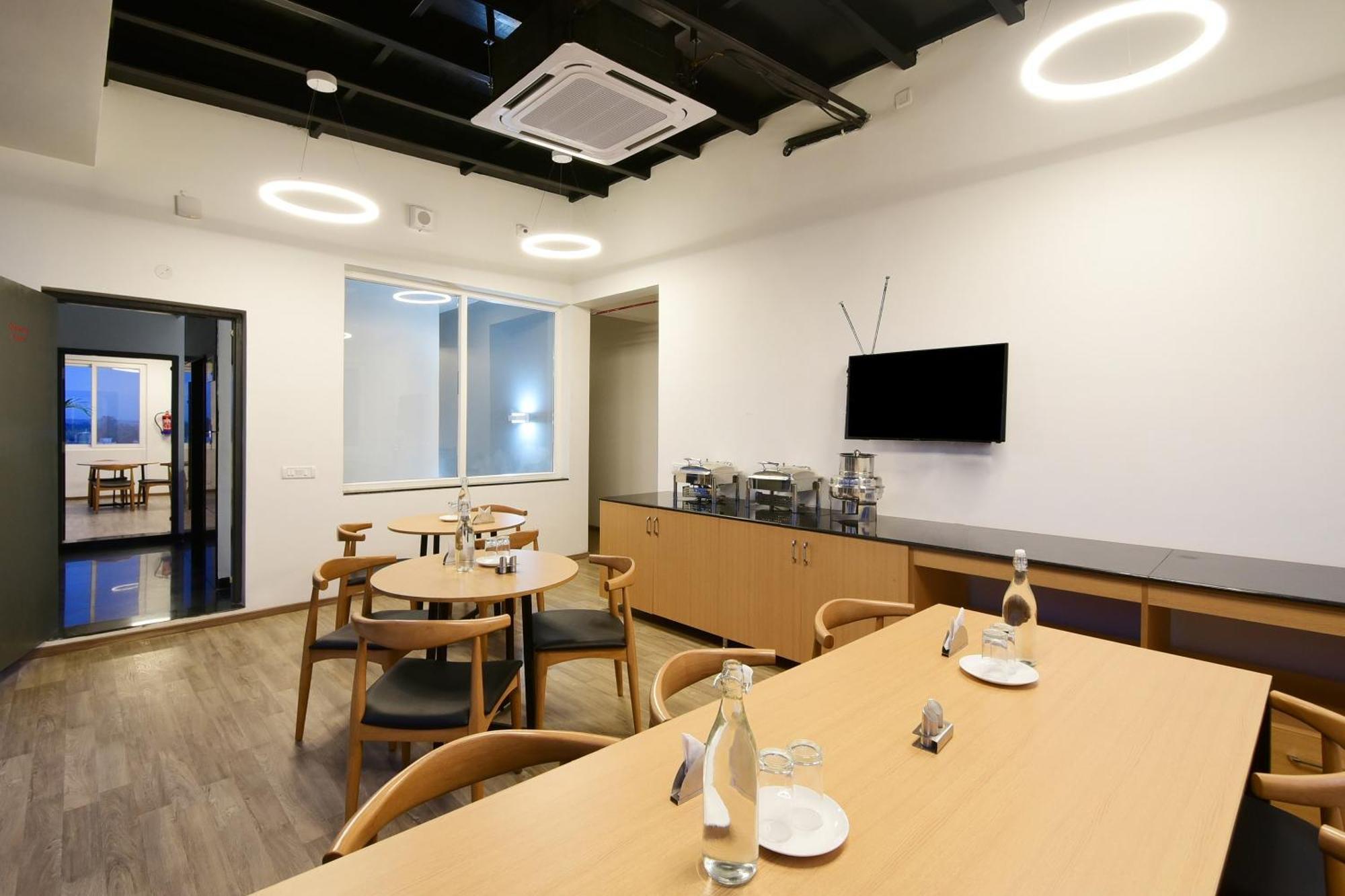 Townhouse Airport Road Hotel Yelahanka Exterior photo