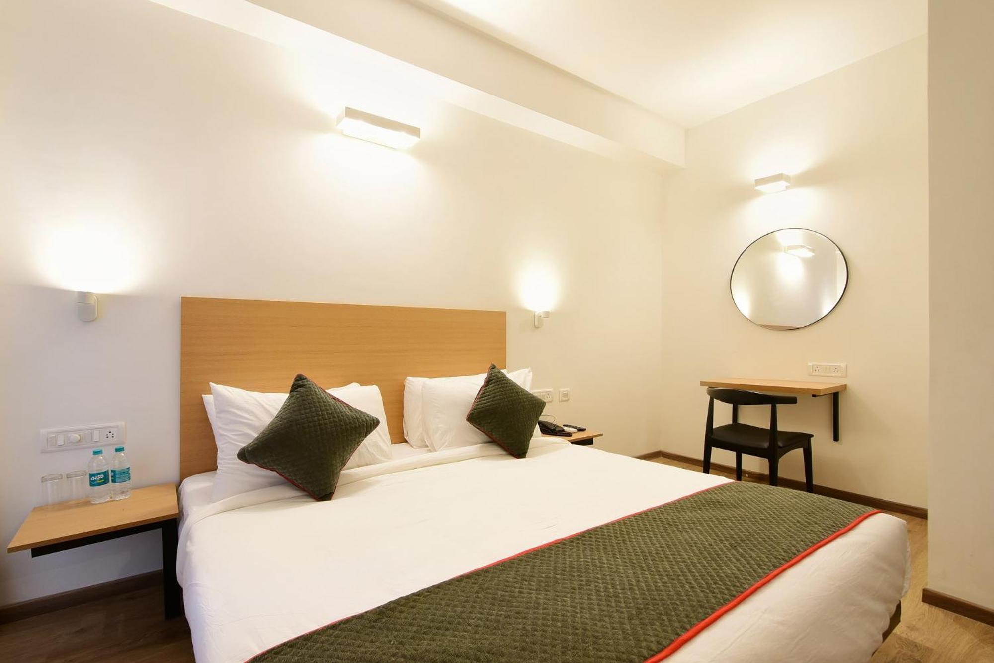 Townhouse Airport Road Hotel Yelahanka Exterior photo