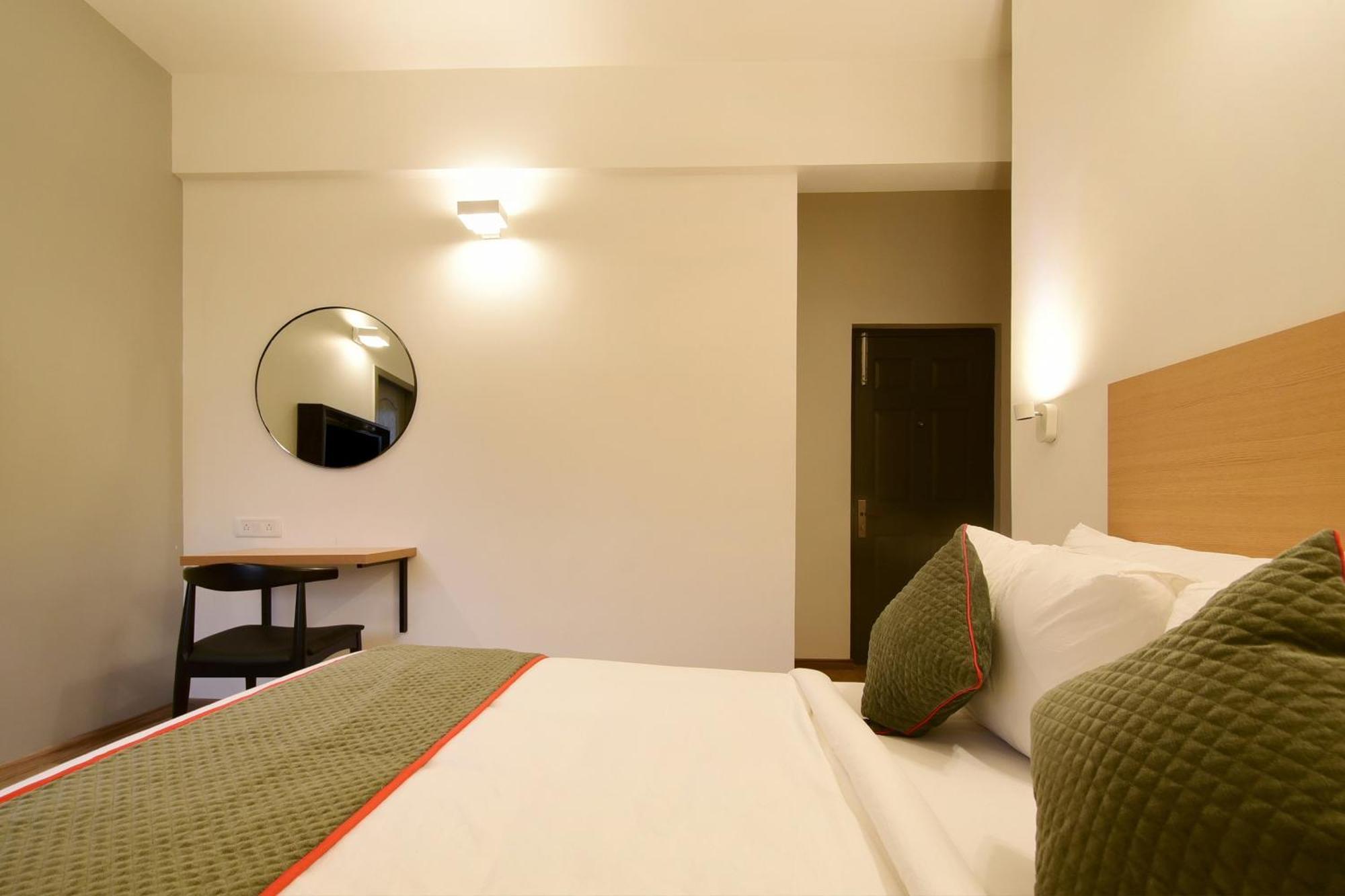 Townhouse Airport Road Hotel Yelahanka Exterior photo